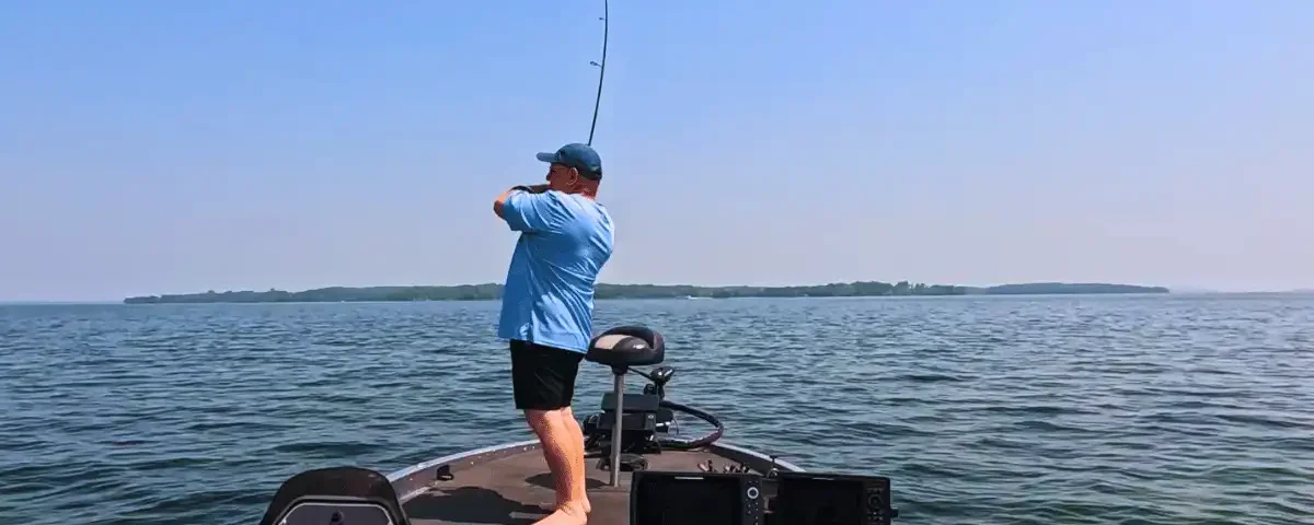 Sight-fishing a 5.15 lb smallmouth bass locked on a bed with clear water hookset and catch