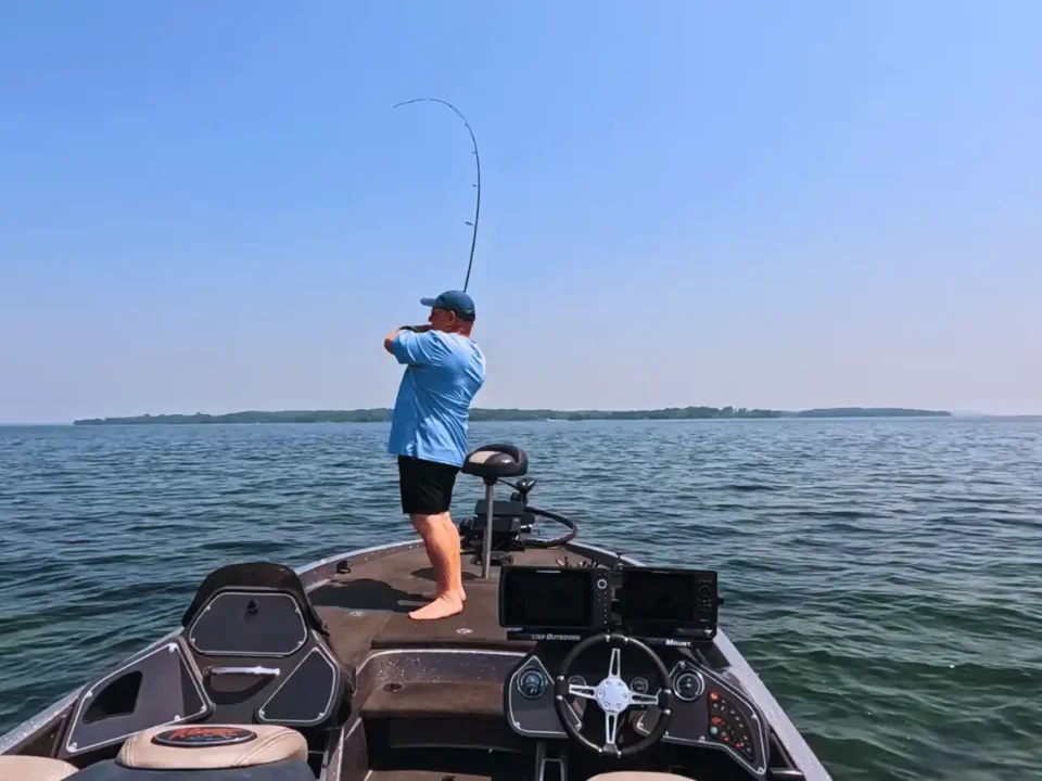 Sight-fishing a 5.15 lb smallmouth bass locked on a bed with clear water hookset and catch