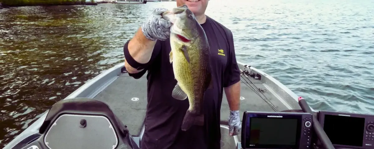 Skipping Docks for Largemouth Bass on Lake Mahopac – Pitching and Skipping Boathouse Targets