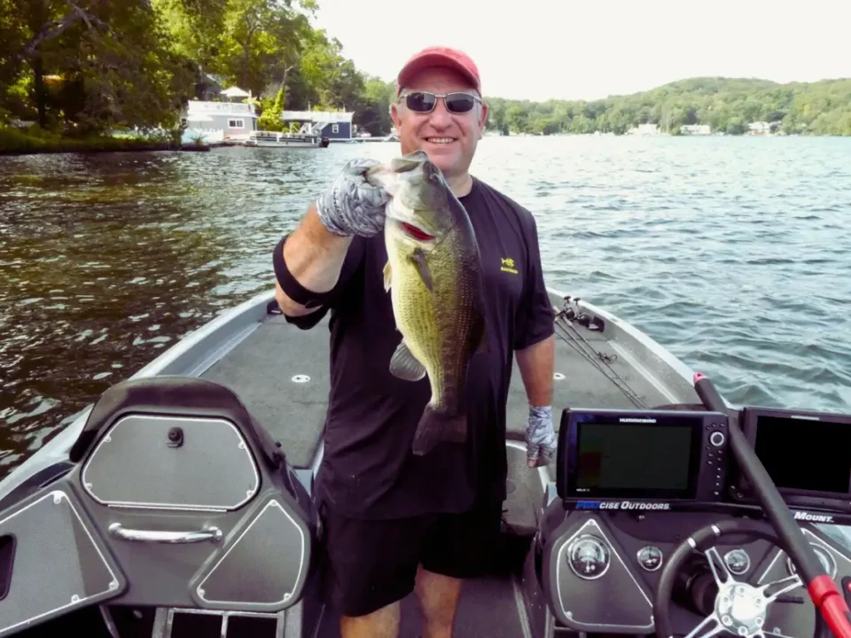 Skipping Docks for Largemouth Bass on Lake Mahopac – Pitching and Skipping Boathouse Targets