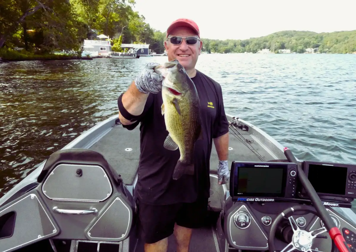 Skipping Docks for Largemouth Bass on Lake Mahopac – Pitching and Skipping Boathouse Targets